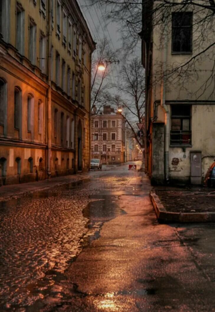 дождливый двор. дождливый день. питерские улочки. мокрая брусчатка. дождь в городе.