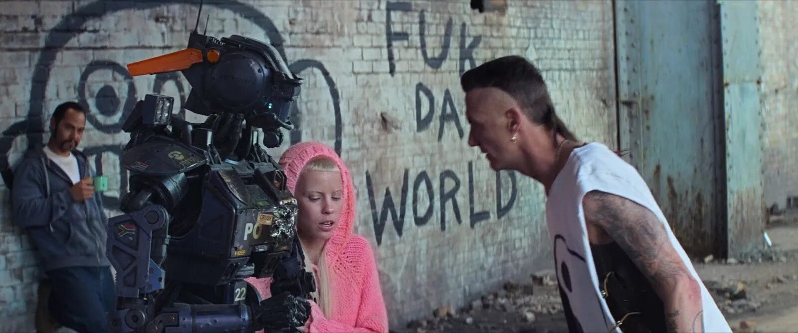 Робот по имени чаппи лось. Chappie квадрокоптер. Робот чаппи. Робот чаппи группа. Ниндзя из робот по имени чаппи.