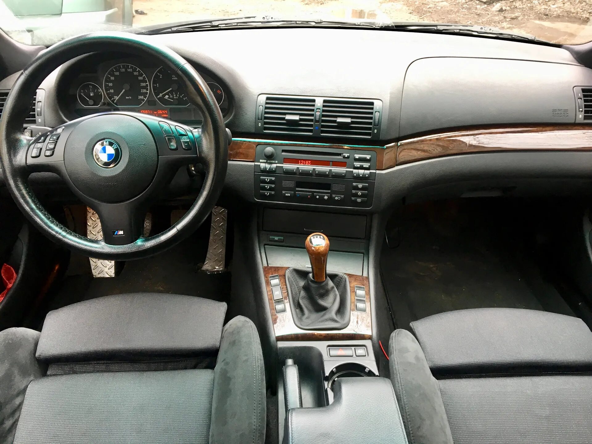 Ремонт бмв е46. БМВ 3 е46 салон. BMW e46 салон. БМВ e46 салон. БМВ е46 м салон.