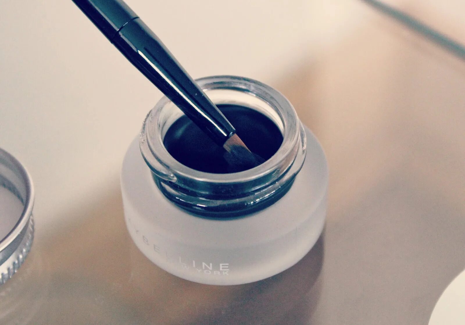 Фетровый наконечник подводка. Красивая женщина с подводкой для глаз. Подводка для глаз в баночке. Ровные стрелки. Сухая подводка для глаз.