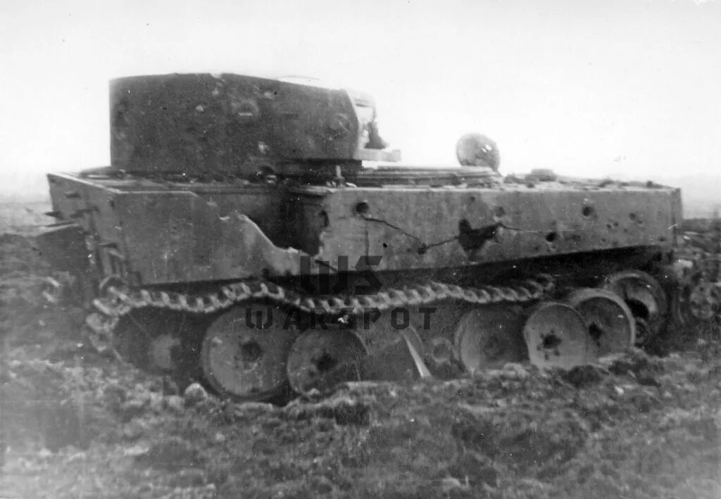 Танк тигр и ис 2. Кв 2 тигр. Кв 2 тигр. Кв-2 с пушкой 88-мм kwk 36 l/56. Кв 2 против тигра.