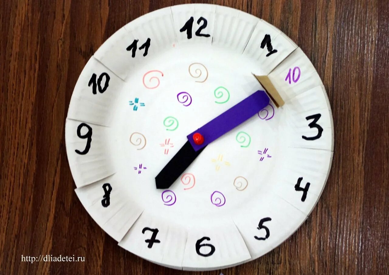 Игры делать часы. Поделка часы. Часы из картона для детей. Часы своими руками для детей. Часы из одноразовой тарелки.