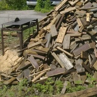 Во дворе пилят дрова и летают грачи
