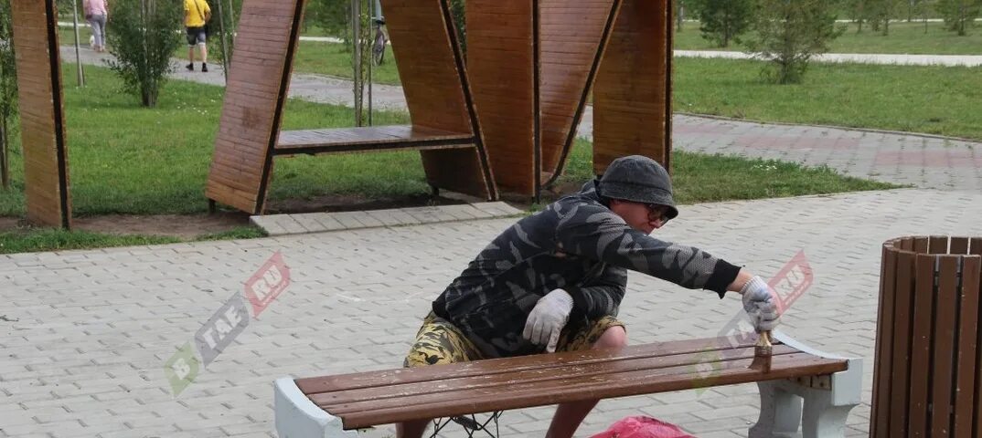 Маляр покрасил в парке 6 скамеек
