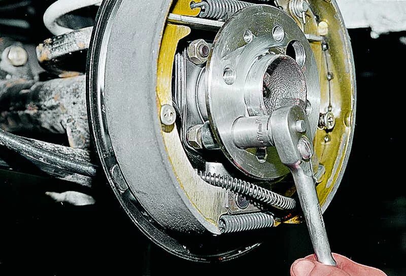 Ваз 2106 полуось заднего моста. Демонтаж полуоси заднего моста ваз 21214. Замена сальника полуоси заднего моста нива 21213. Задняя полуось ваз 2107. Полуось нива 21214.