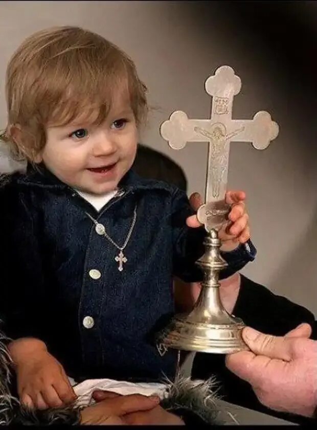 можно носить кресик не крещенному. почему нельзя носить крестик. обязательно ли носить крестик на шее крещеным. знак с крестом серый украина в симферополе. православные кресты на людях.