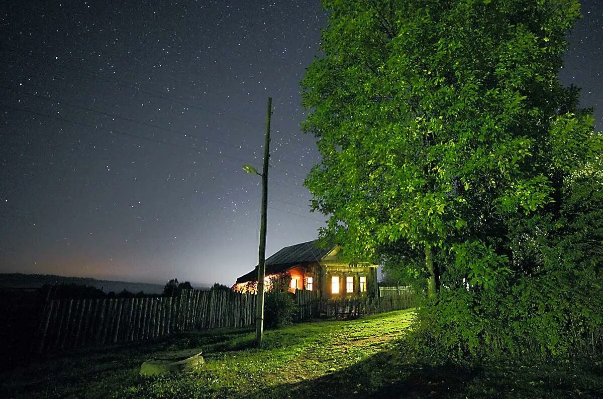 Луна над крышей дома. Вечер в деревне. Звездное небо в деревне. Ночь в деревне. Летняя ночь в деревне.