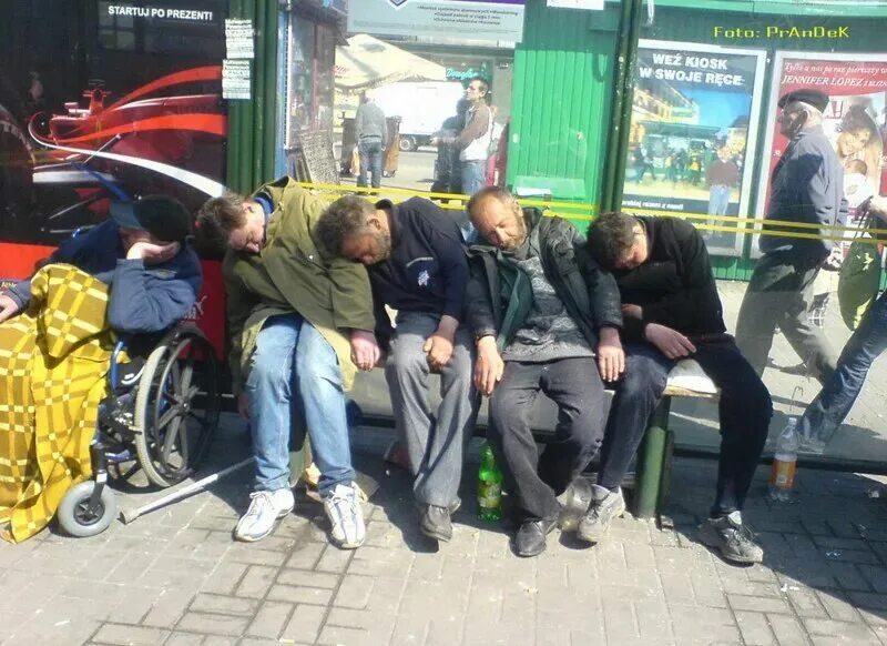 Застолье алкашей. Четыре алкоголика. Четыре алкоголика. Четыре алкоголика. Четыре алкоголика.