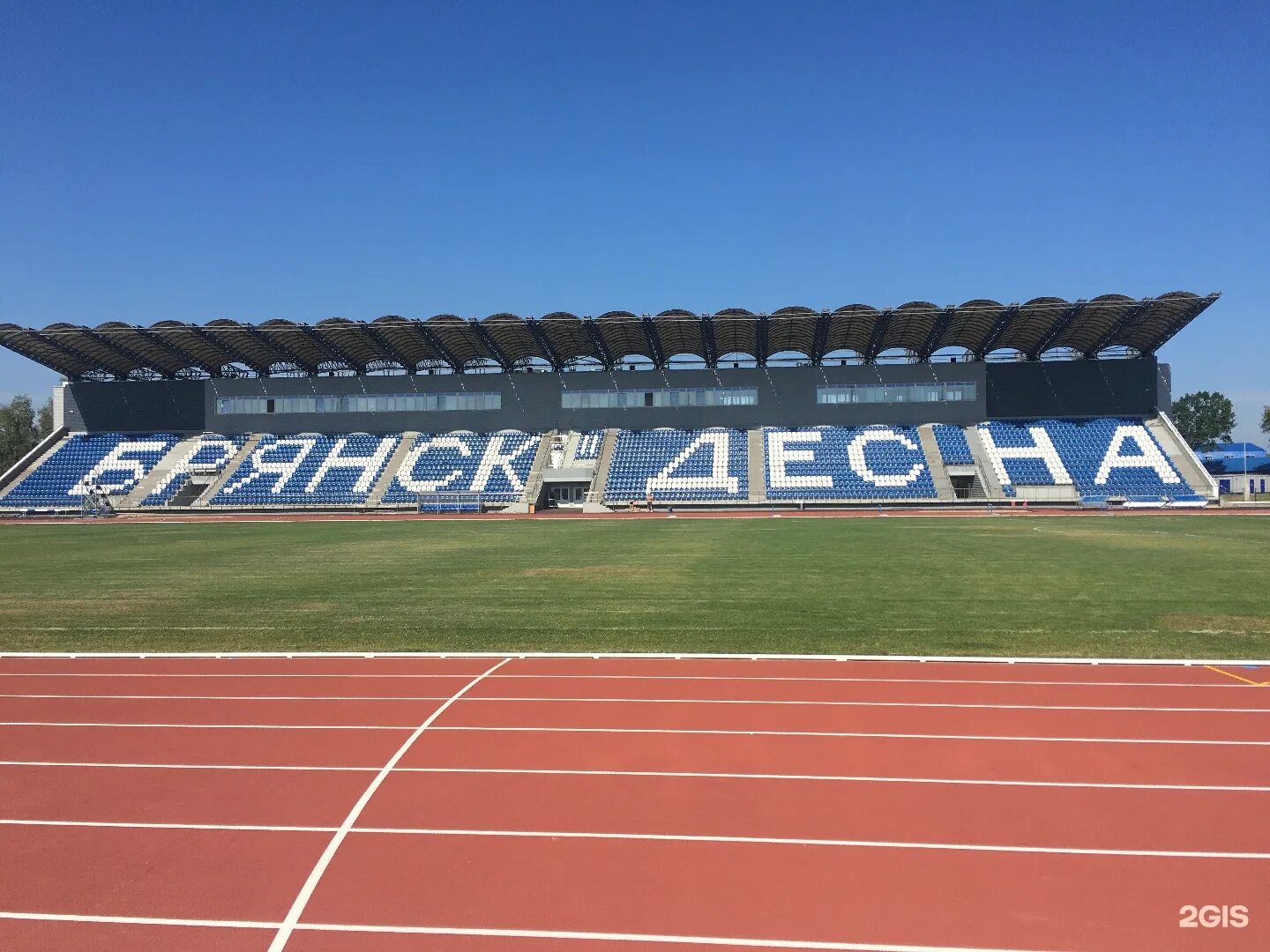 Стадион десна. Стадион Десна Брянск. Стадион Десна Брянск Бежица. Брянск стадион Десна легкая атлетика. Стадион Металлург Видное.