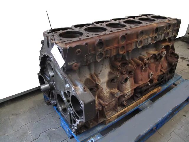 Блок цилиндров даф 105 460 лошадей. Двигатель даф 105 блок цилиндров. Заглушка блока двигателя даф 105. Блок двигателя daf 105. Блок двигателя даф 105.