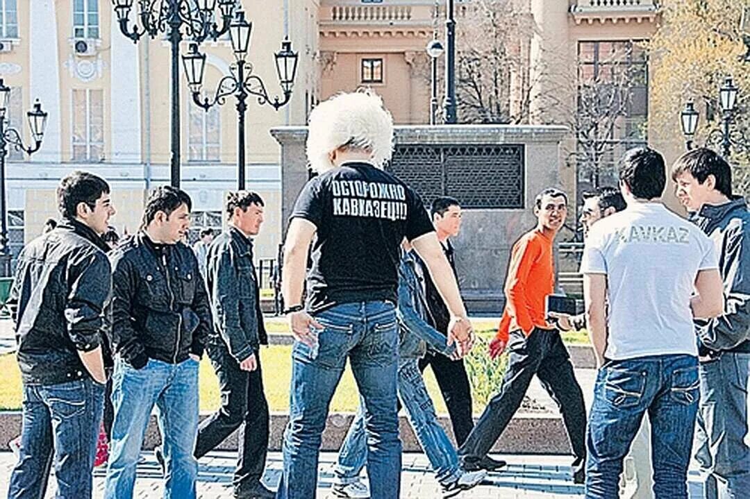 Кавказцы 2000. Кавказцы в москве. Чеченцы танцуют в москве. Кавказцы в мокасинах. Кавказцы на красной площади.