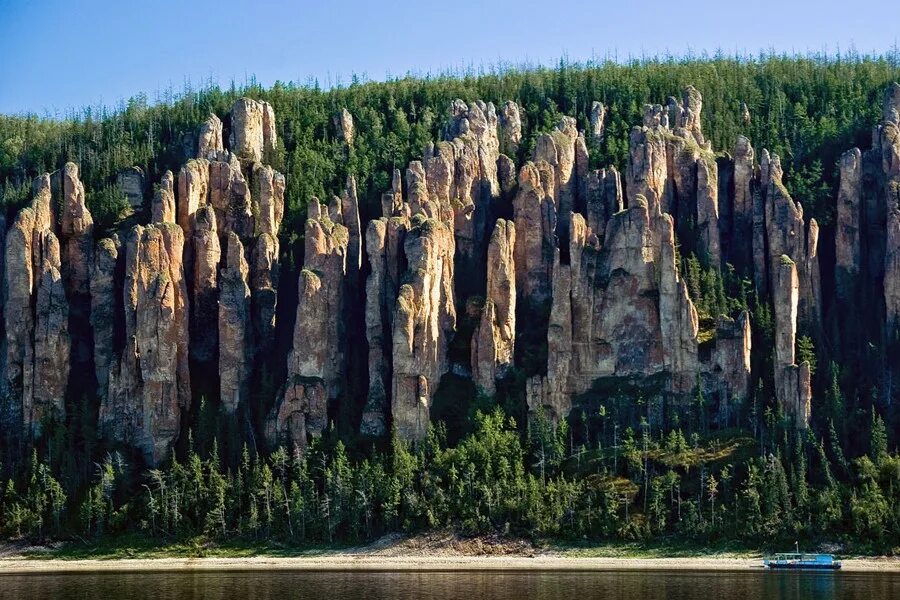 Уникально расположенная. Синские столбы Саха Якутия река синяя. Природный парк Ленские столбы. Ленские столбы в Якутии. Ленские столбы каменный лес Якутии.