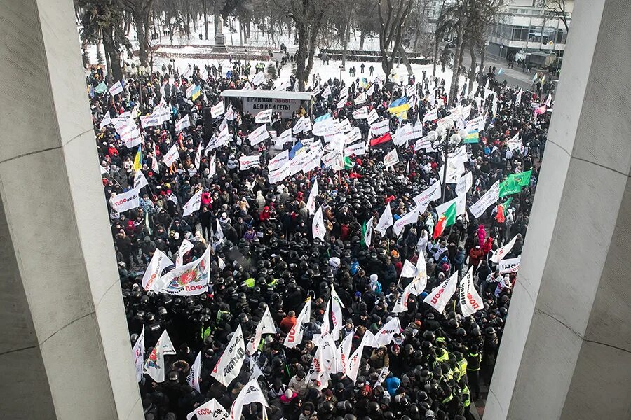 Демонстрация в киеве. В киеве митингующие штурмуют верховную раду. штурмуют раду. киев рада.