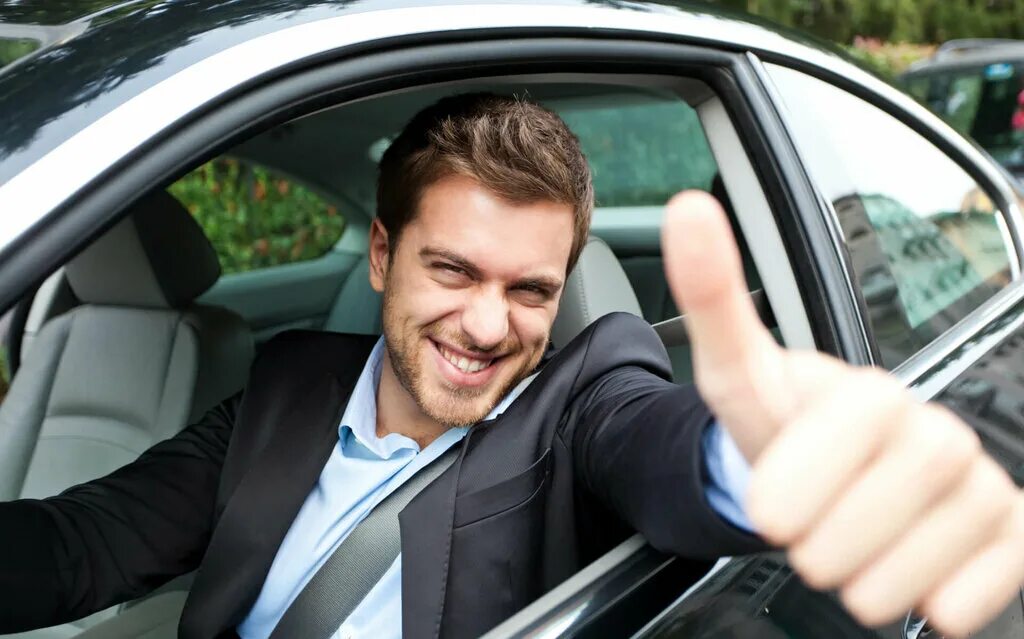 Мужчина обнимает машину. Со своим новым автомобилем. Покупатель автомобиля. Парень за рулем. Мужик обнимает машину.