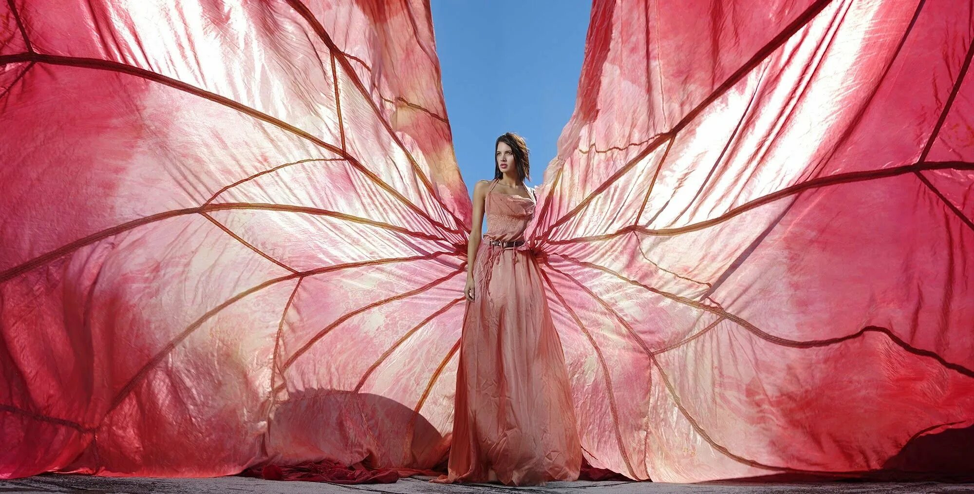 Девушка в платье парашют. Свадебное платье из парашюта. Платье парашют 2023. Розовый парашют. Красное платье парашют.