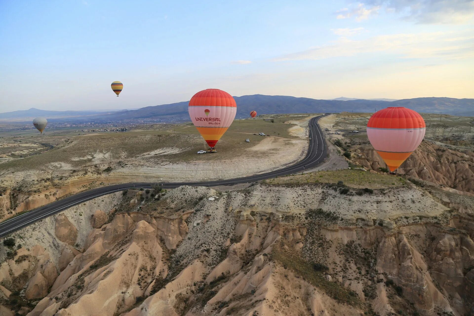 Воздушный шар на дороге. Воздушный шар Каппадокия. Шары в Турции Каппадокия. Каппадокия дорога. Воздушный шар в горах.