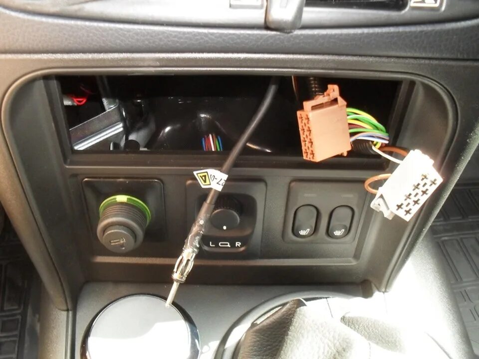 где установить автомагнитолу. установка автомагнитолы 2 дин в гранту. сенсорная магнитола в ваз 2107. фокус 2 снятие магнитолы. монтаж автомагнитолы.