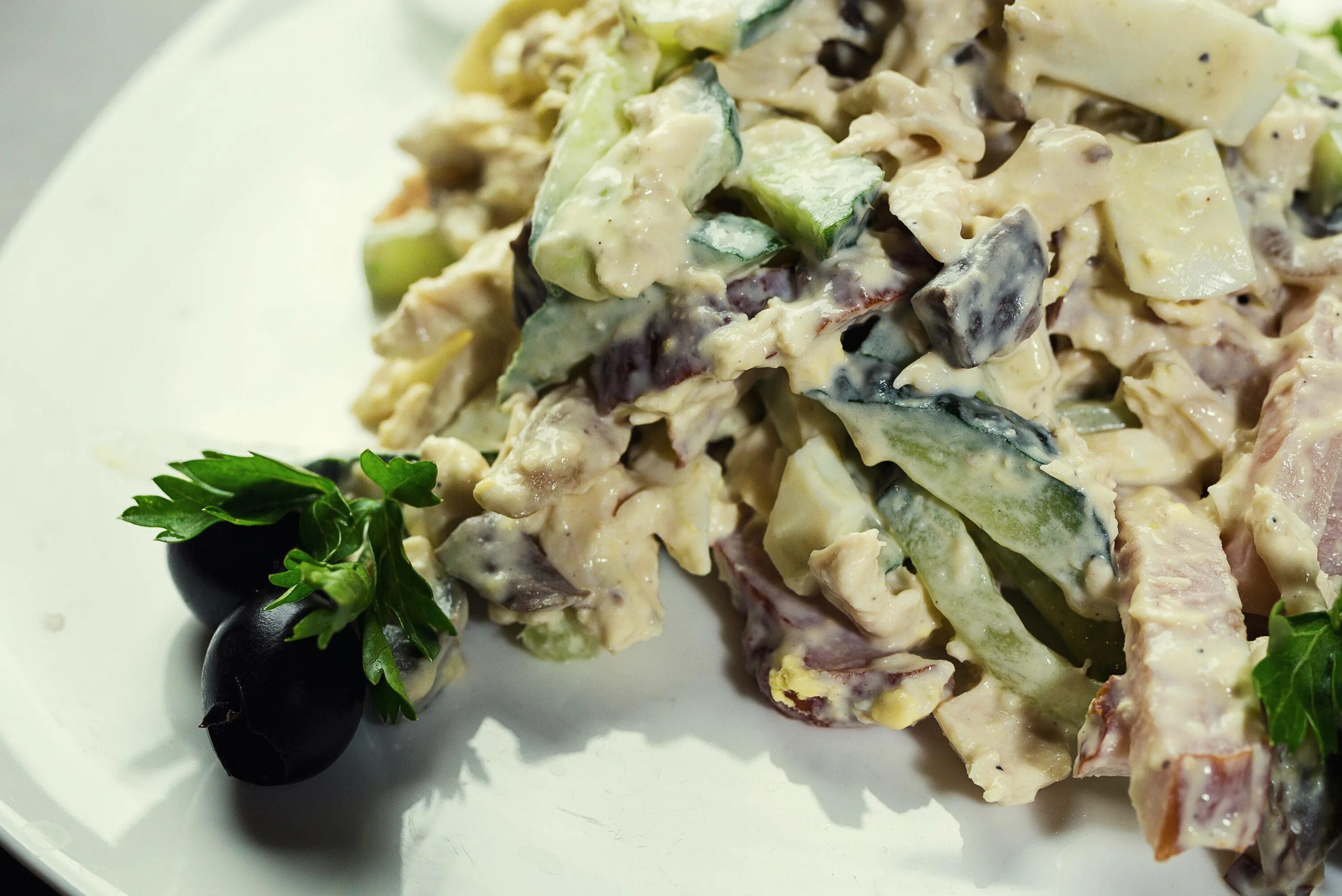 Салат с грибами и огурцом. Салат с мясом грибами огурцами. Салат пикантный с курицей. Салат с мясом и солеными огурцами. Салат с мясом грибами огурцами.