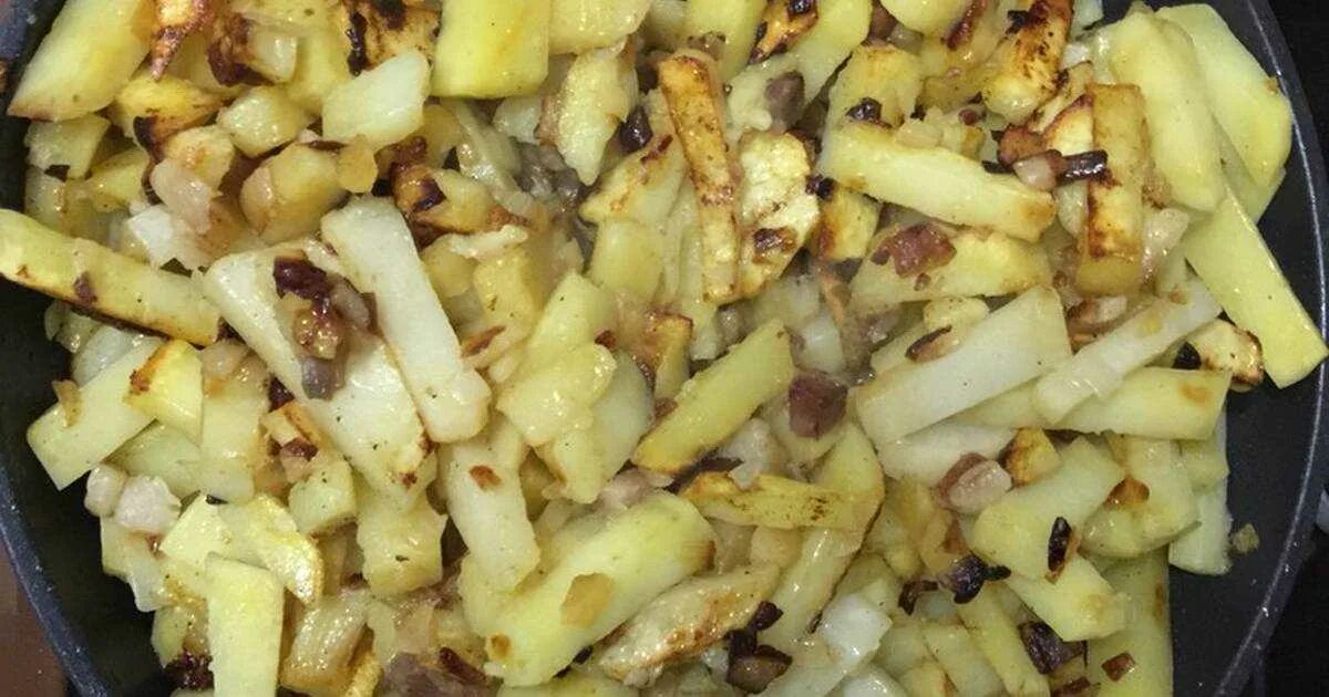 Фото картошки с салом. Картофель копчёным салом. картошка с копченым салом. картошка на сале на сковороде с луком и чесноком. луговые опята жареные с картошкой.