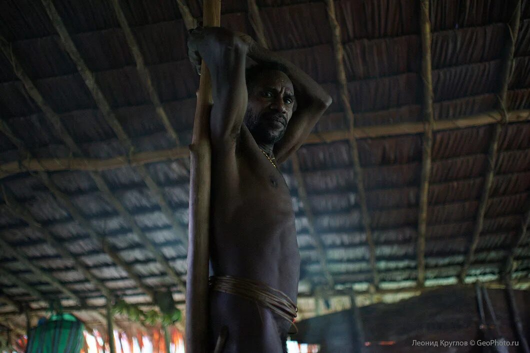 Люди живущие на деревьях. Новая Гвинея. Племя КОРОВАИ. Племя КОРОВАИ Папуа женщины. Папуасы живущие на деревьях.