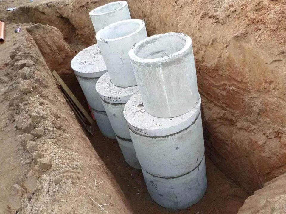 Монтаж жб колец. Бетонные кольца для канализации. кольца для септика. септик жб кольца. канализация из жби колец.