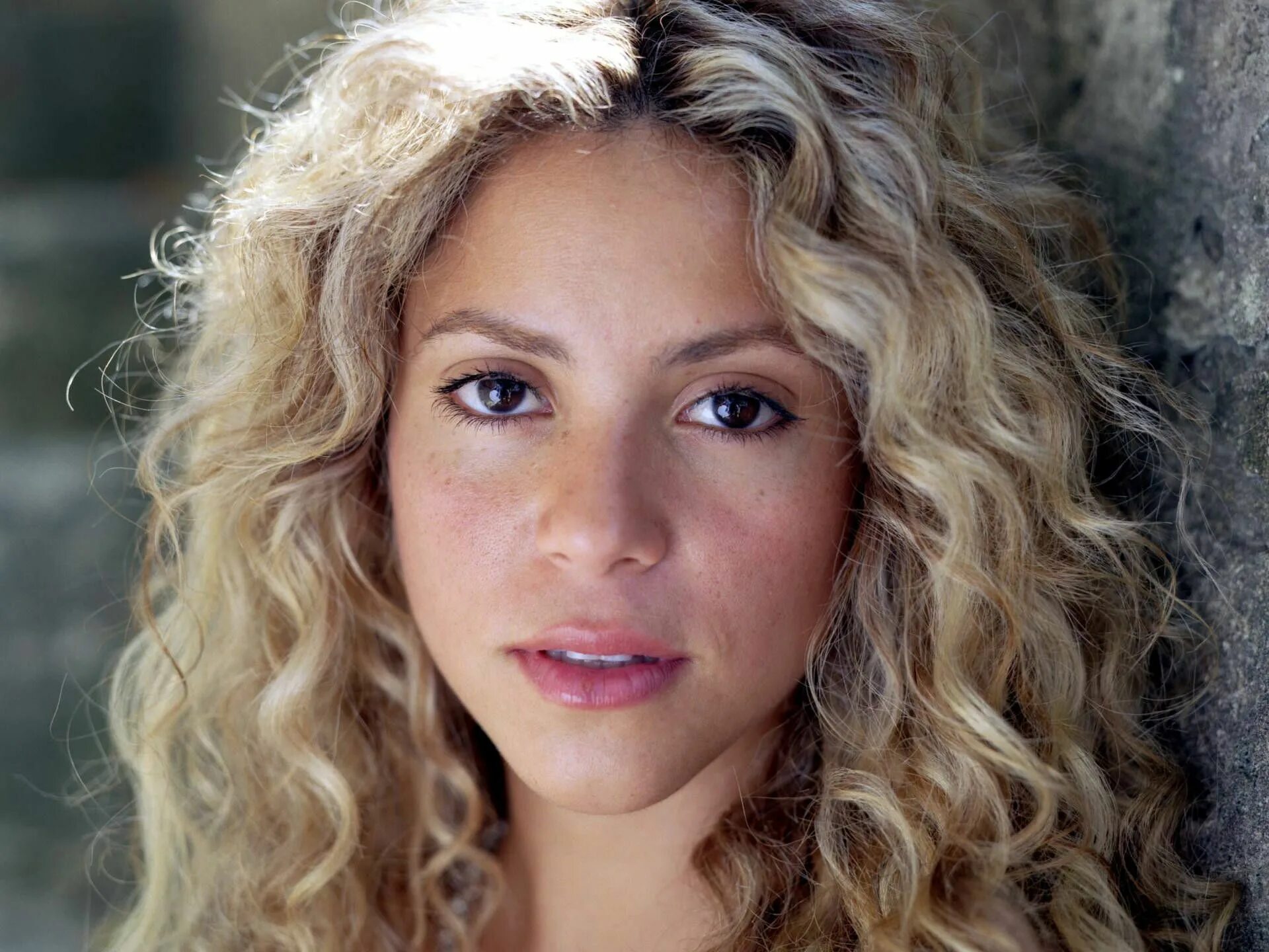 Елена исинбаева. Образ греческой богини. Фотосессия в поле. Девушка 6 букв. Красное платье с маской.