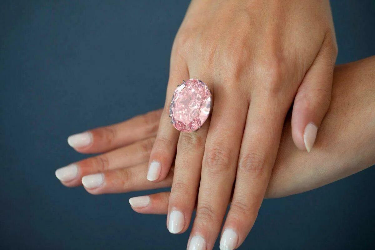Чадо что дороже всех бриллиантов. Кольцо с розовым бриллиантом. Розовый Алмаз кольцо. Кольцо с большим розовым камнем.