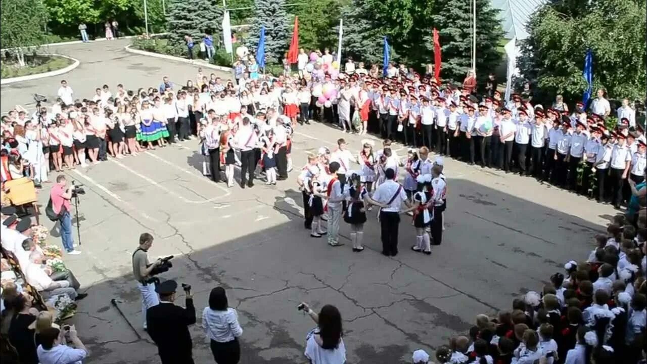 Школа 19 Курганинск. Вальс на последний звонок. МБОУ СОШ 19 Курганинск выпуск 2015. Вальс выпускников на последний. Кружится вальс песня на выпускной