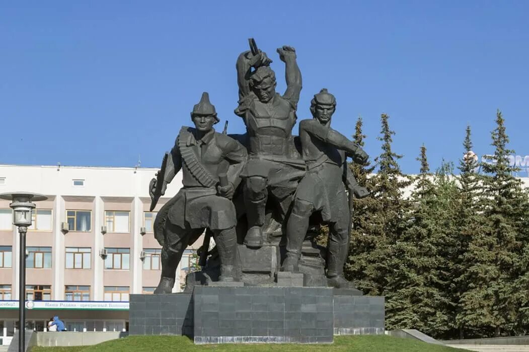 Памятник героям октябрьской революции уфа. Памятник героям октябрьской революции уфа. Памятник революционерам в уфе. Памятник великой октябрьской революции ростов-на-дону. Октябрьская революция памятники.