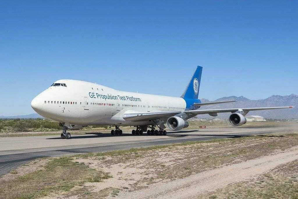 Самолеты боинг вместимость. Самолёт боинг 747. 747 jumbo jet. двухэтажный самолет боинг 747. boeing 747 вместимость.