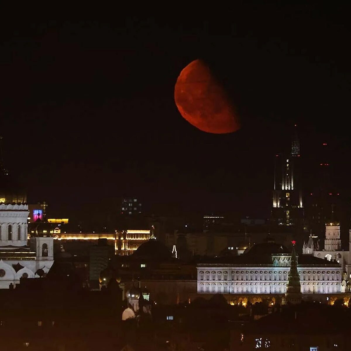 Лунное затмение московское время. Кровавая Луна в Москве. Кровавая Луна над Москвой. Кровавая Луна в Москве сегодня. Красная Луна над Кремлем 2022.