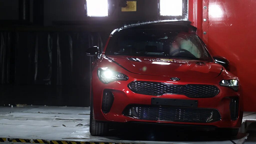 Кия Стингер 2019. Разбитый Киа Стингер. Киа Стингер авария. Kia Stinger ДТП. Масло киа стингер