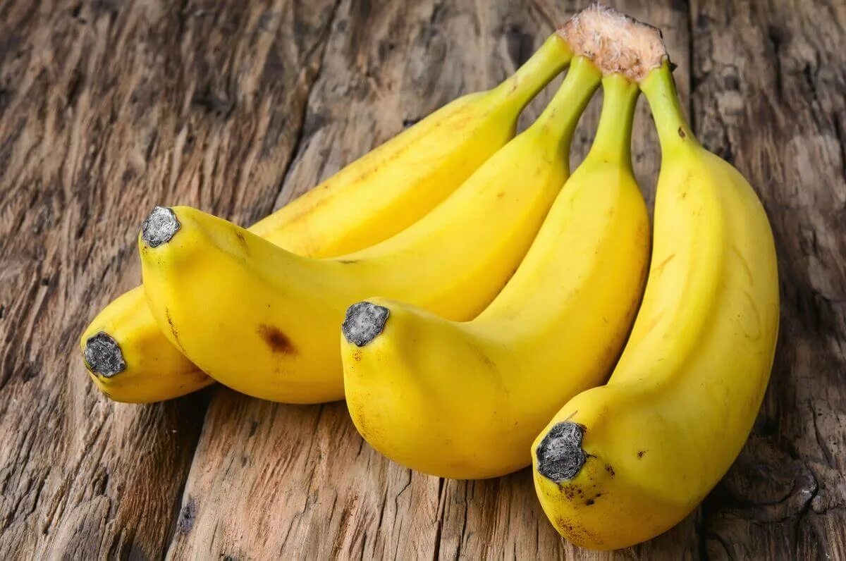 Банан. Африканские бананы. Спелый банан. Гроздь бананов.