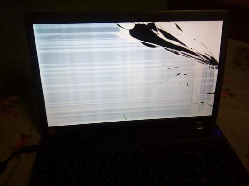 Повреждение матрицы. G580 разбитый ноутбук. Разбитый монитор самсунг с24. Разбит экран на ноутбуке DNS MS-1733. Поврежденная матрица на ноутбуке.