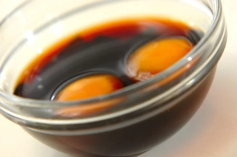 Яйца в соевом соусе. Яйца с соевым соусом вареные. Яйцо в рамене. Три вареных яйца. Соевый желток.