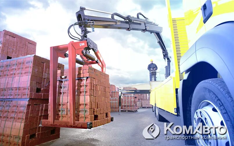 Разгрузка кирпича манипулятором. Кирпич везем. Погрузка кирпича. Разгрузка кирпича. Перевозка кирпича.