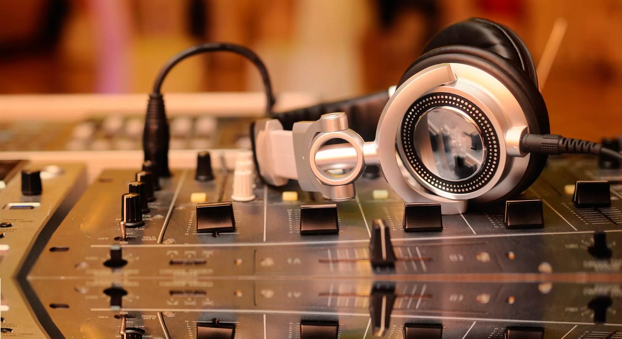 музыкальная студия. крутая студия звукозаписи. музыкальная студия. прослушать звукозапись. студия звукозаписи эйдана галагера.