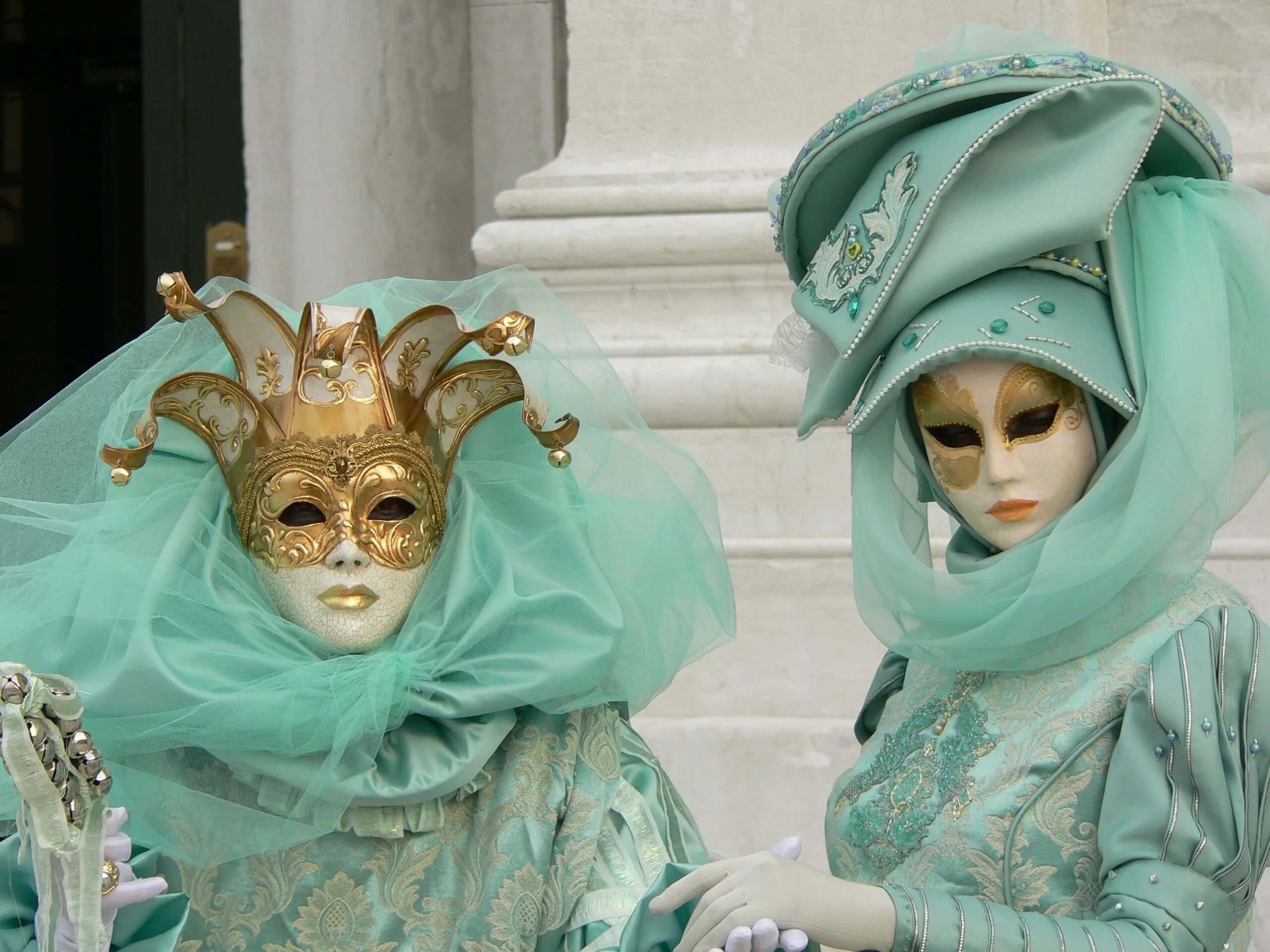 Венецианский карнавал Баута. Венецианская маска Маттачино. Венецианский карнавал Италия маски. Маскарад Венеция костюмы. Карнавальный человек