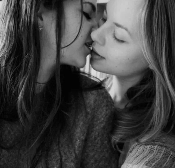 2 лесбухи. Девушки целуются. Подруги целуются. Поцелуй двух девочек.