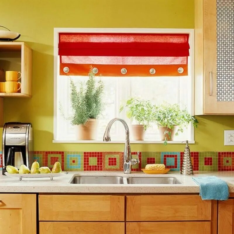 Как украсить кухонный. Украшения для кухни. Оригинальные шторы на кухню. Украшение кухонного окна. Кухня с окном.