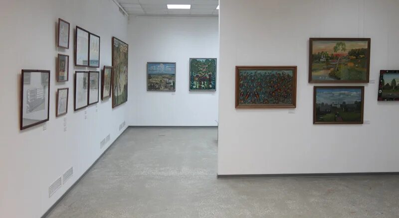 Картинная галерея белгород. Выставочный зал барнаул ленина 111. Краеведческий музей новочебоксарск. Выставочный зал музея город. Выставочный зал музея город.