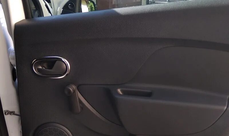 Ручки задних дверей логан 2. Ручки задних дверей логан 2. Рено логан 1 ручка салона двери. Задняя дверь рено логан 1. Ручки на задние двери рено логан.