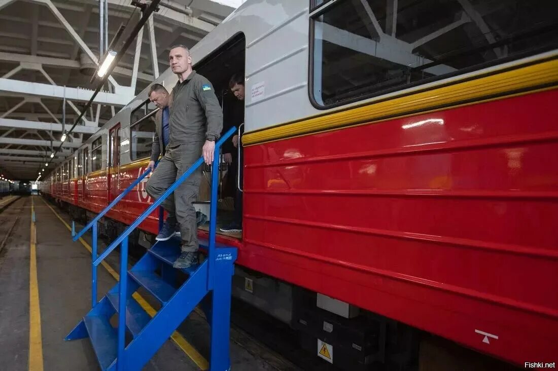 Какой вагон в метро безопаснее. Киевский метрополитен 81 717. вагон метро. поезд метро. украинские вагоны.