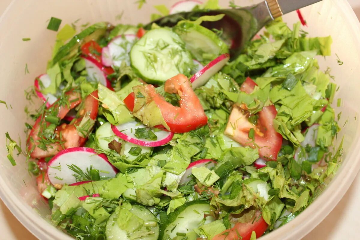 Летние салаты. Овощной салат. Салаты с зеленью и овощами. Салат из летних овощей. Овощной салат огурцы помидоры рецепт