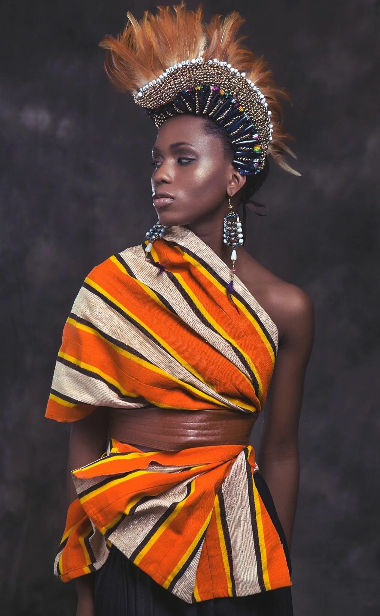 Африкан Брэйдс. Африканский костюм. Африканский стиль в одежде. Наряд в африканском стиле. Экзотический образ