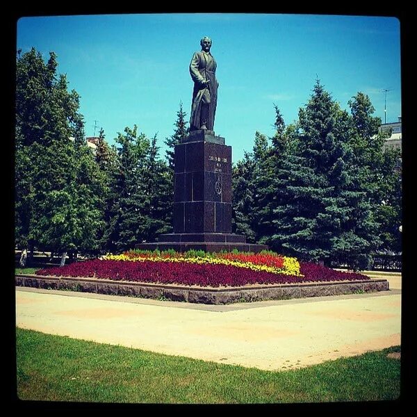 памятник ф э дзержинскому дзержинск. памятник феликсу дзержинскому в дзержинске. памятник дзержинскому в рязани. памятник дзержинскому в дзержинске фото. дзержинскому (дзержинск, нижегородская область).