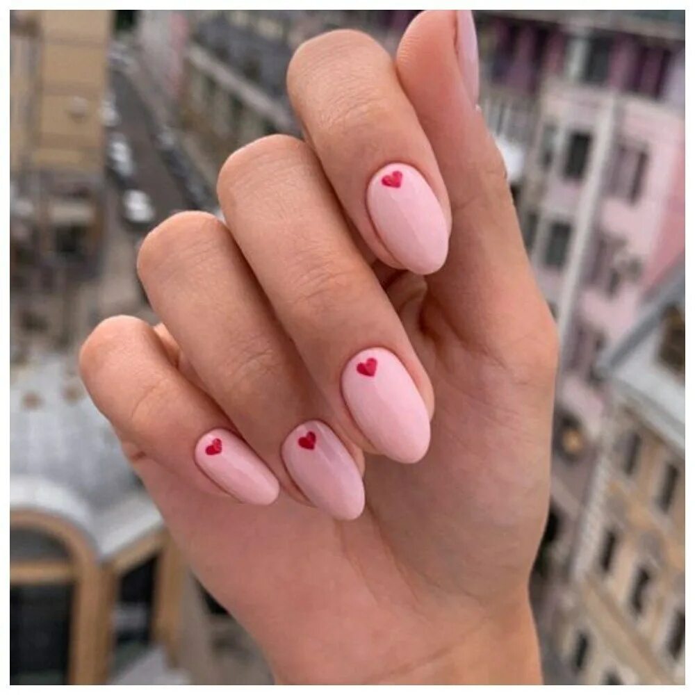 Нюдовый маникюр с сердечками. Маникюр нюд матовый. Маникюр нюд с сердечками. Маникюр нюд с сердечками. Маник нюд с сердечками красными.