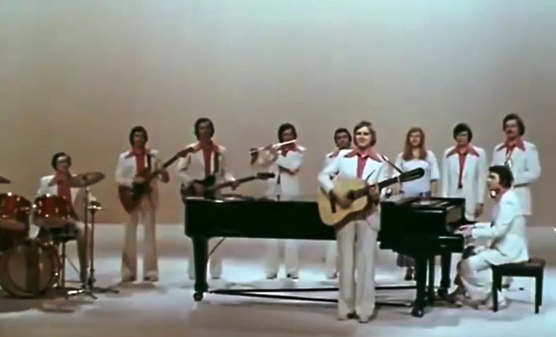 Клип виа пламя. Всеволод троянов виа пламя. Клип виа пламя. Виа пламя юрий петерсон снег кружится. Клип виа пламя.