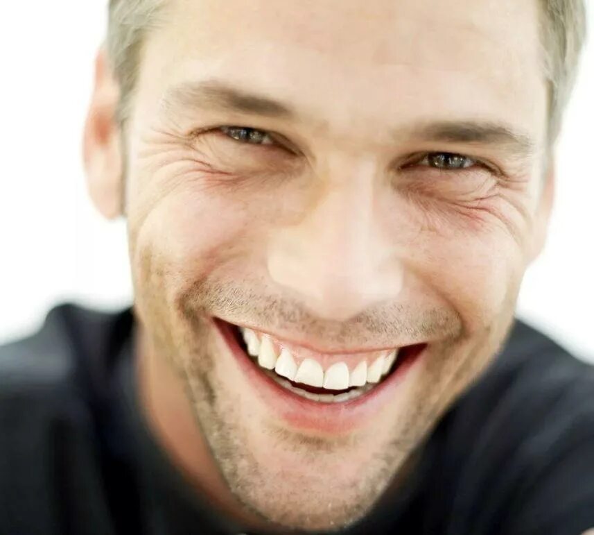 Довольное лицо. Добрый веселый парень. Улыбчивый парень. Дурацкая улыбка. Добрый веселый парень.