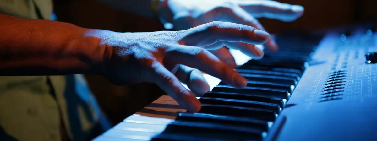 Пишу фонограммы. Звукорежиссер в студии звукозаписи. Звукозаписывающая аппаратура. Avid s3. Микшер студия.